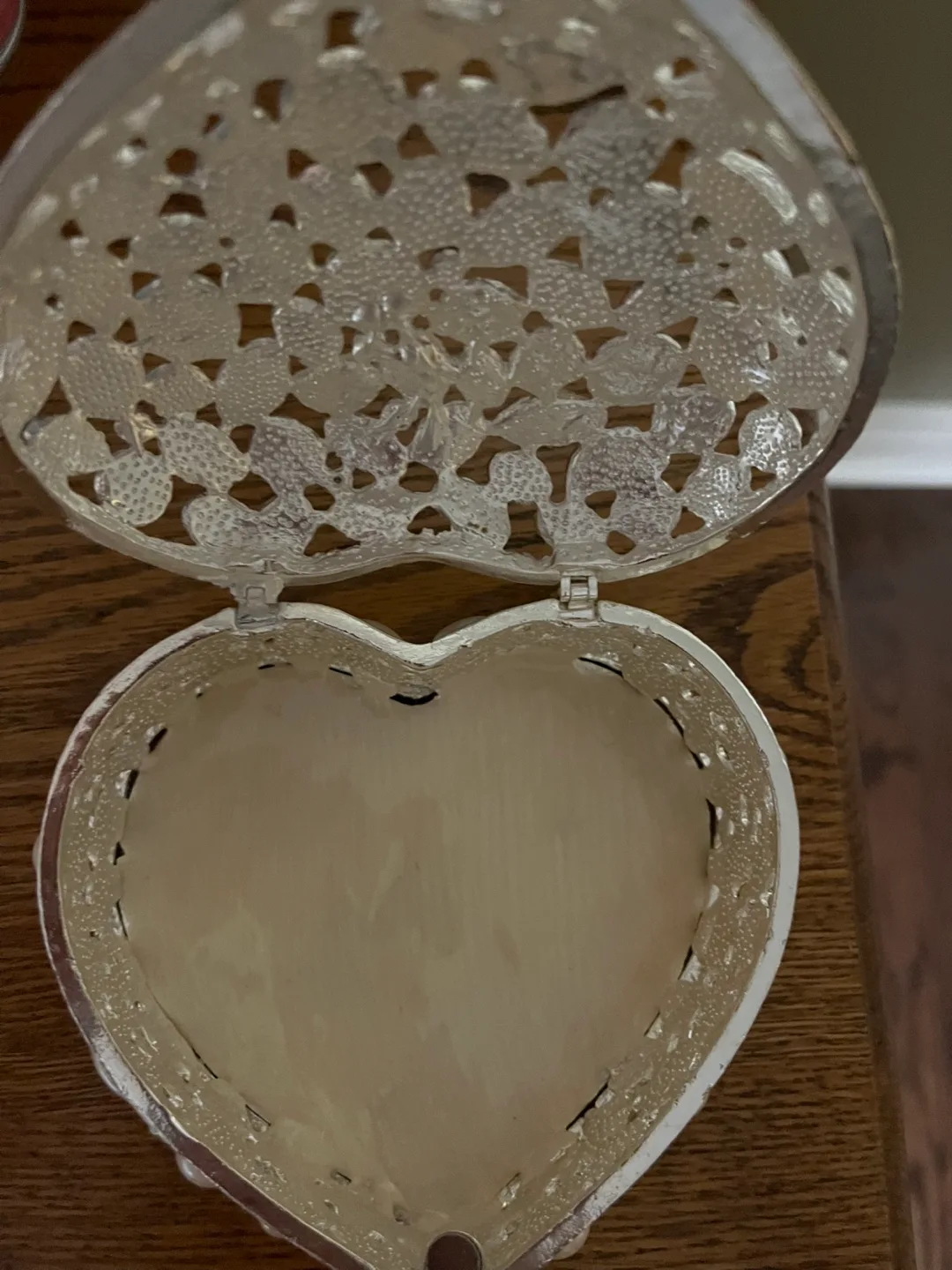 Pearl love shaped jewelry box image indicator(2)