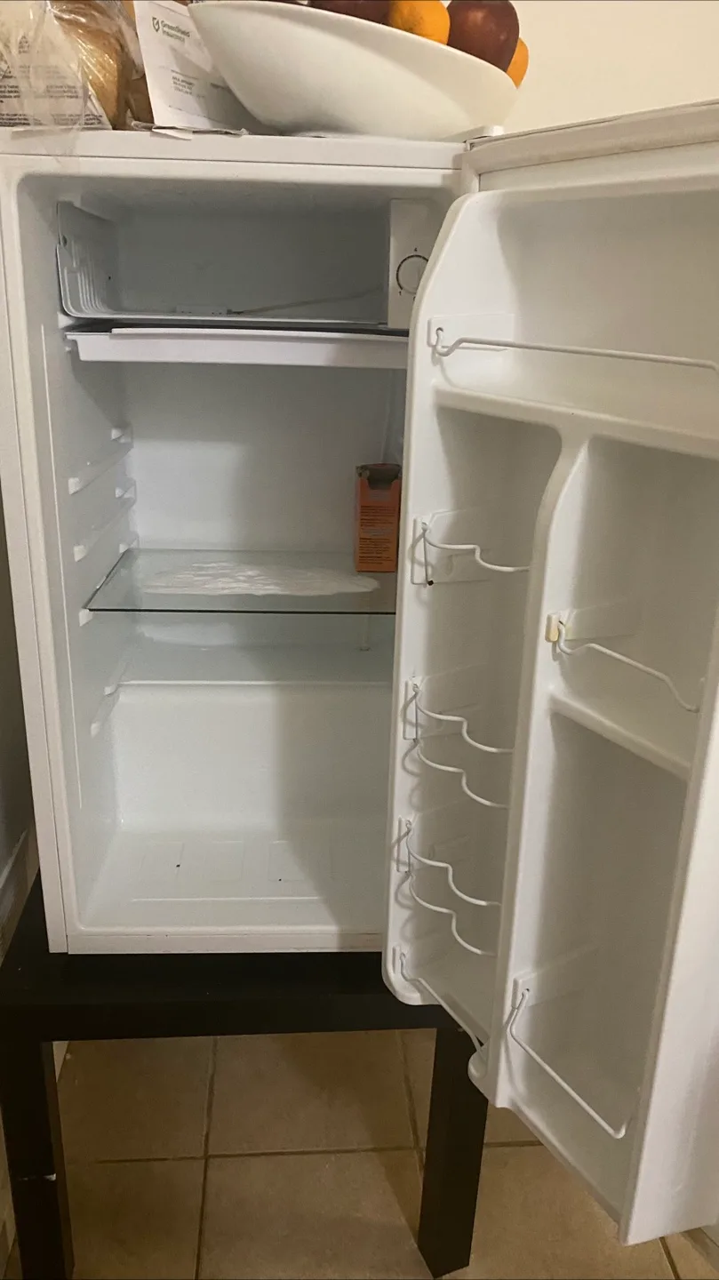 Galanz Compact Fridge - White image indicator(2)