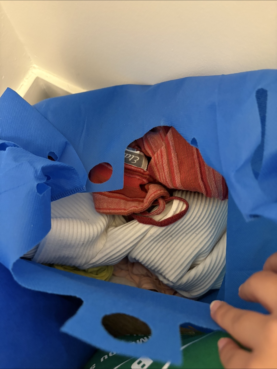 Free clothing and household items-size S - photo 4