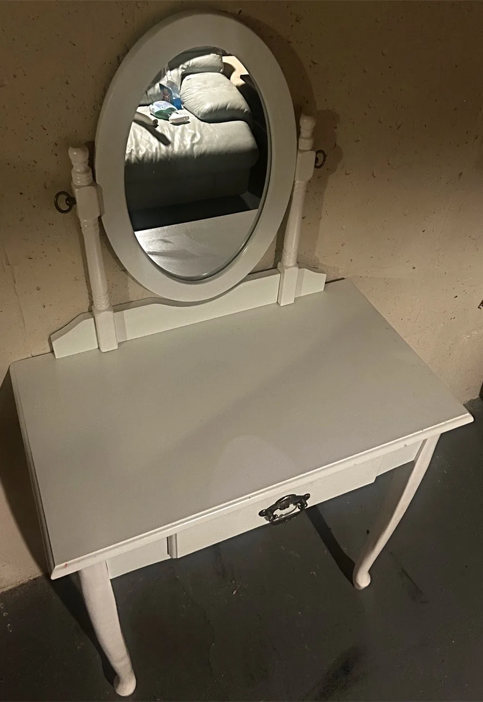 White Vanity Table with Mirror image indicator(4)