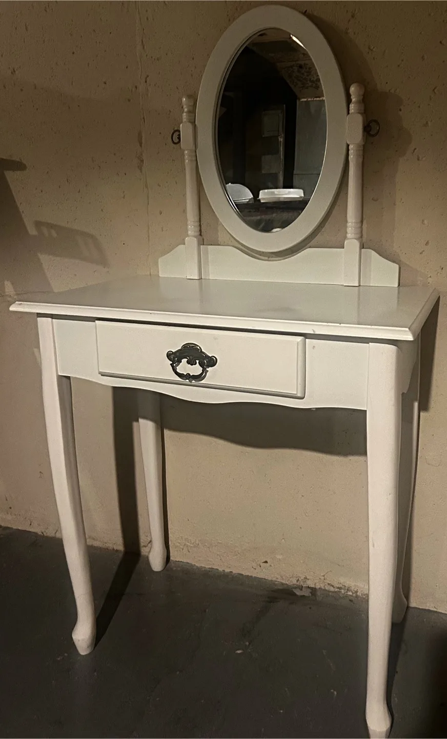 White Vanity Table with Mirror image indicator(5)