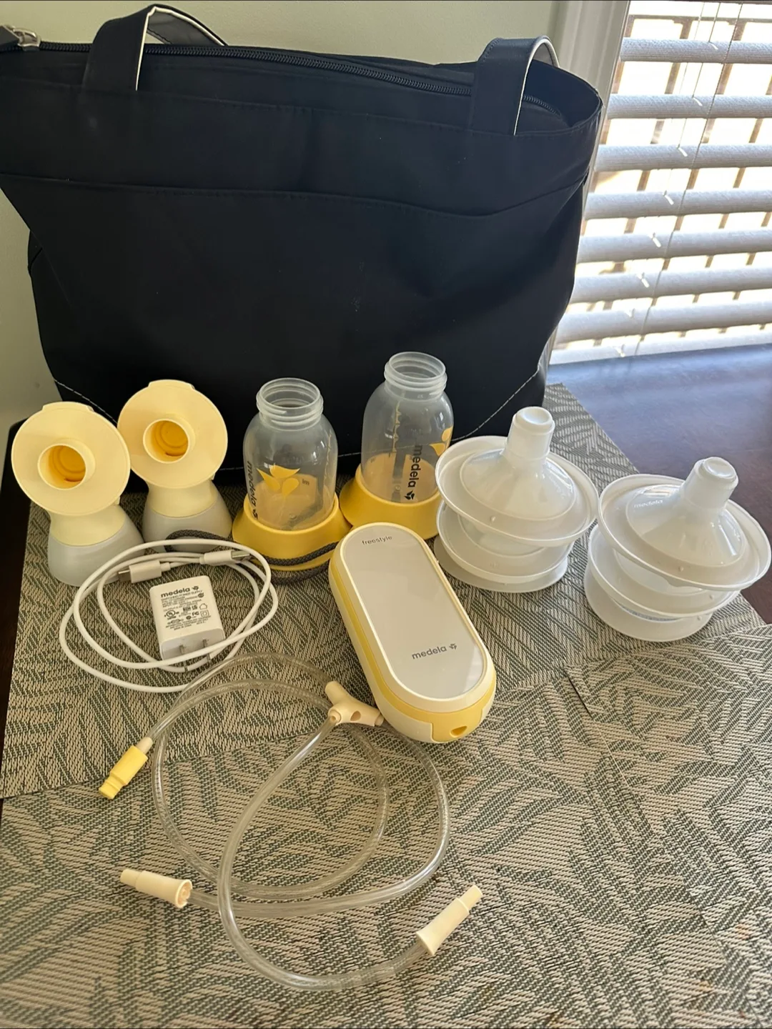 Medela Freestyle Breast Pump with Accessories thumbnail