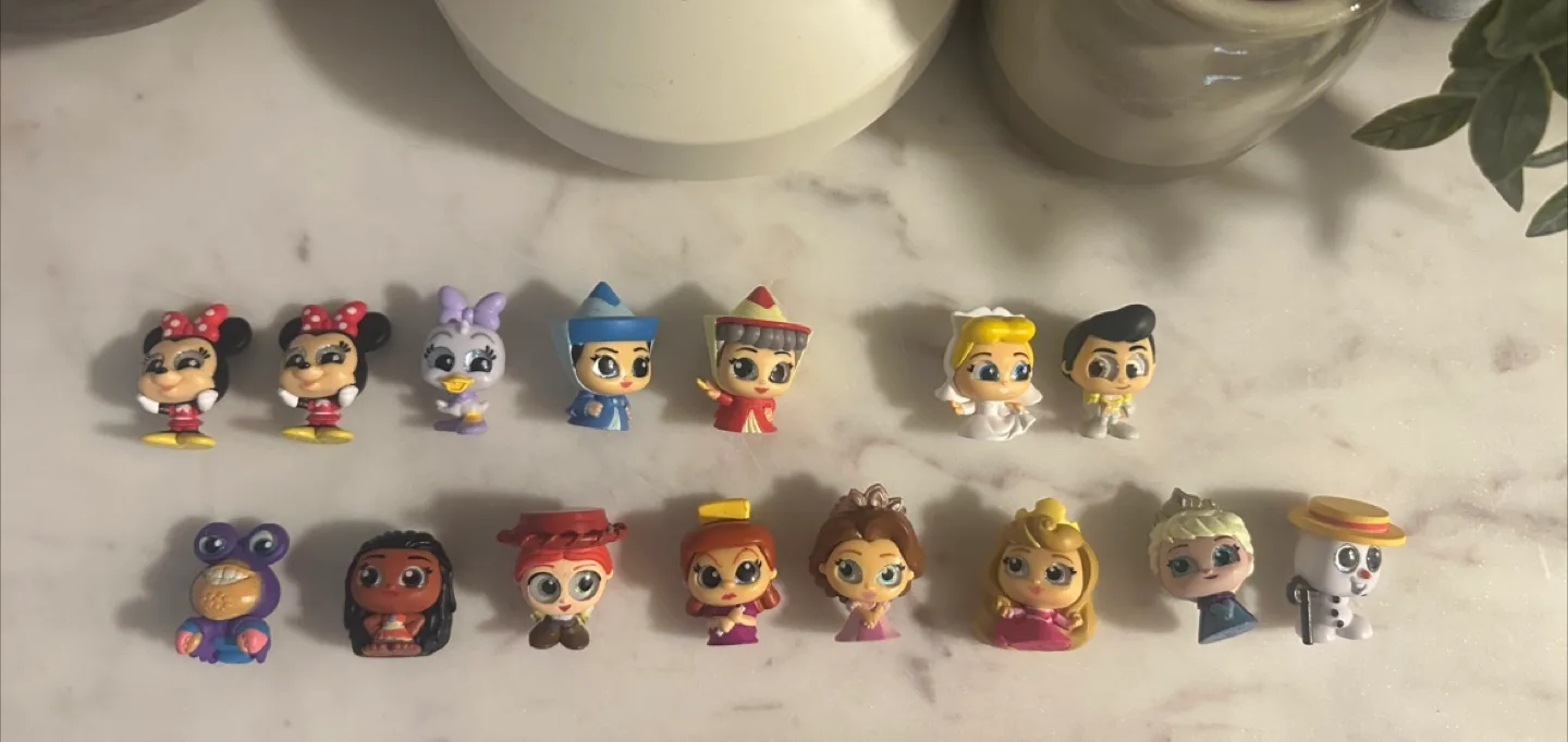 Set of 15 Disney doorables + storage box thumbnail