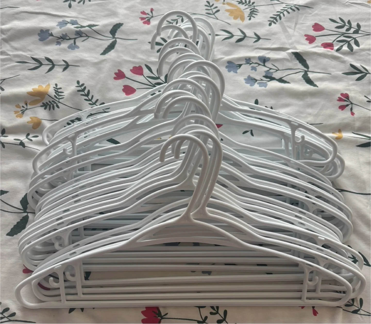 24 white hangers thumbnail