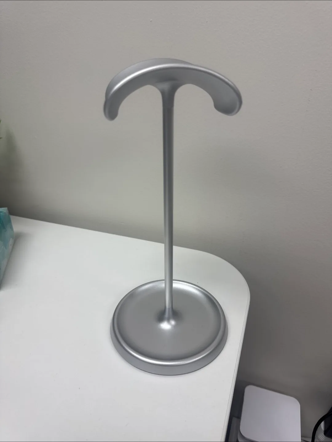 Silver Headphone Stand image indicator(2)