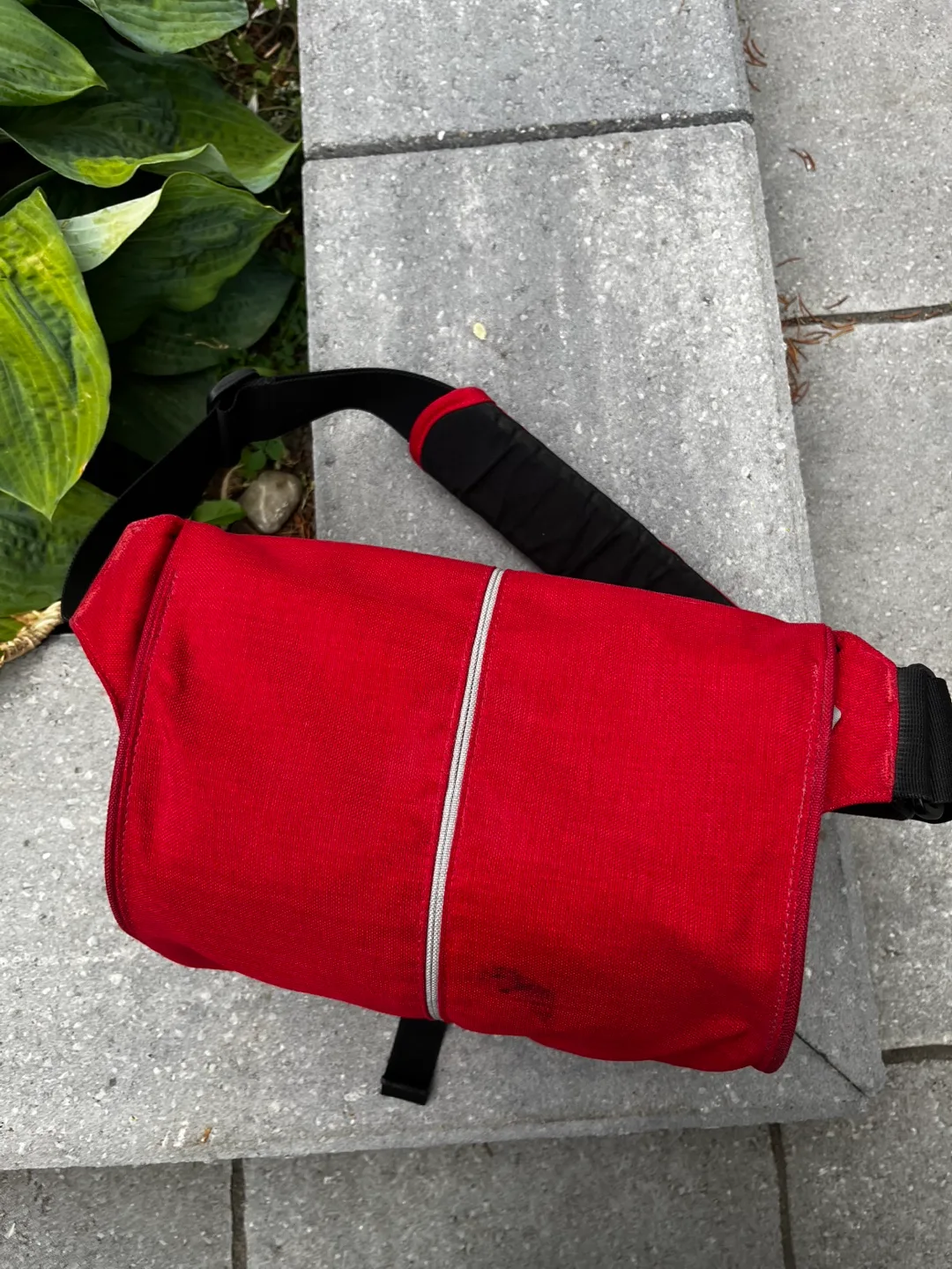 Crumpler Pretty Boy 5500 Camera Bag - Red image indicator(2)