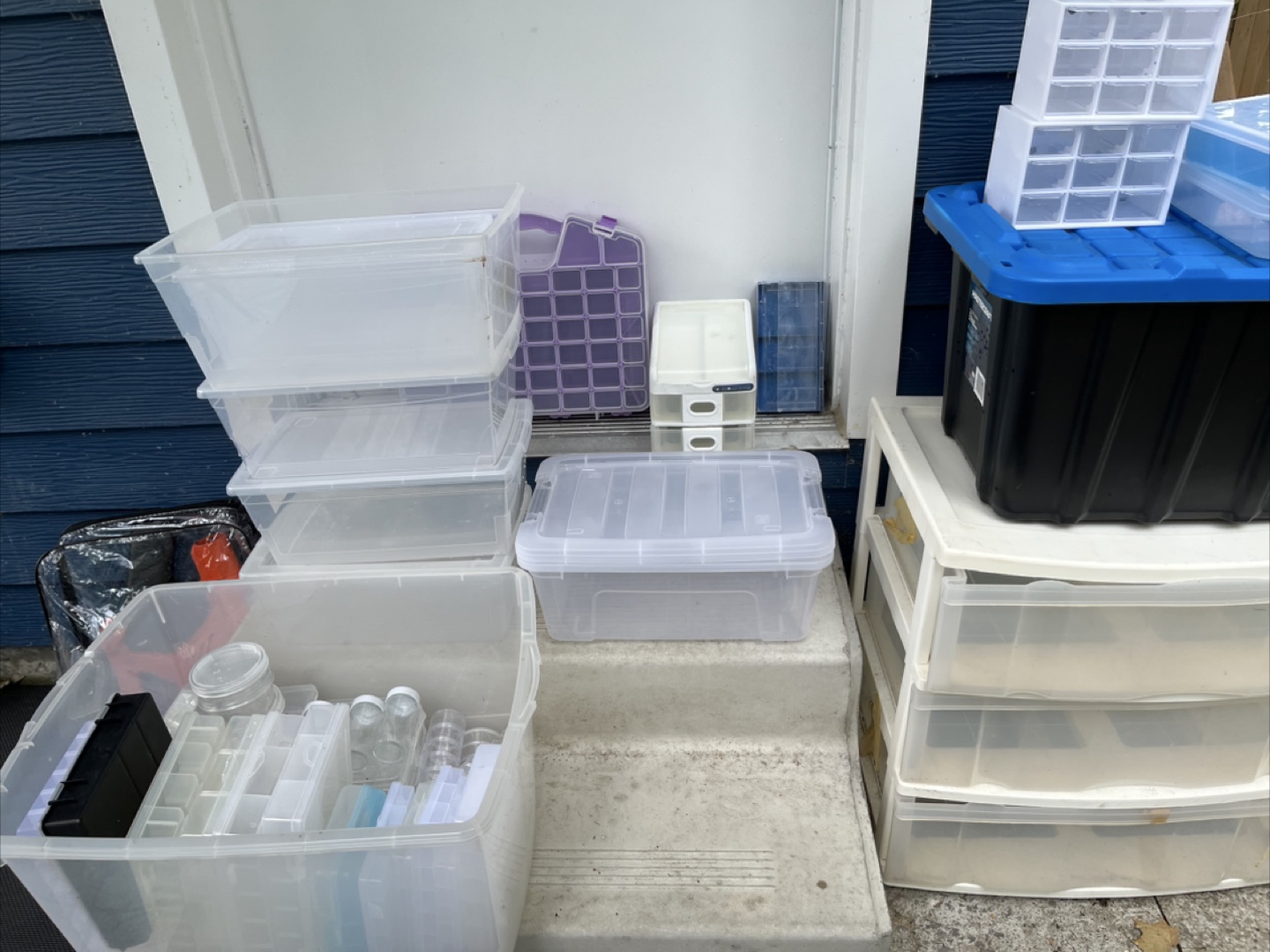 Plastic storage containers