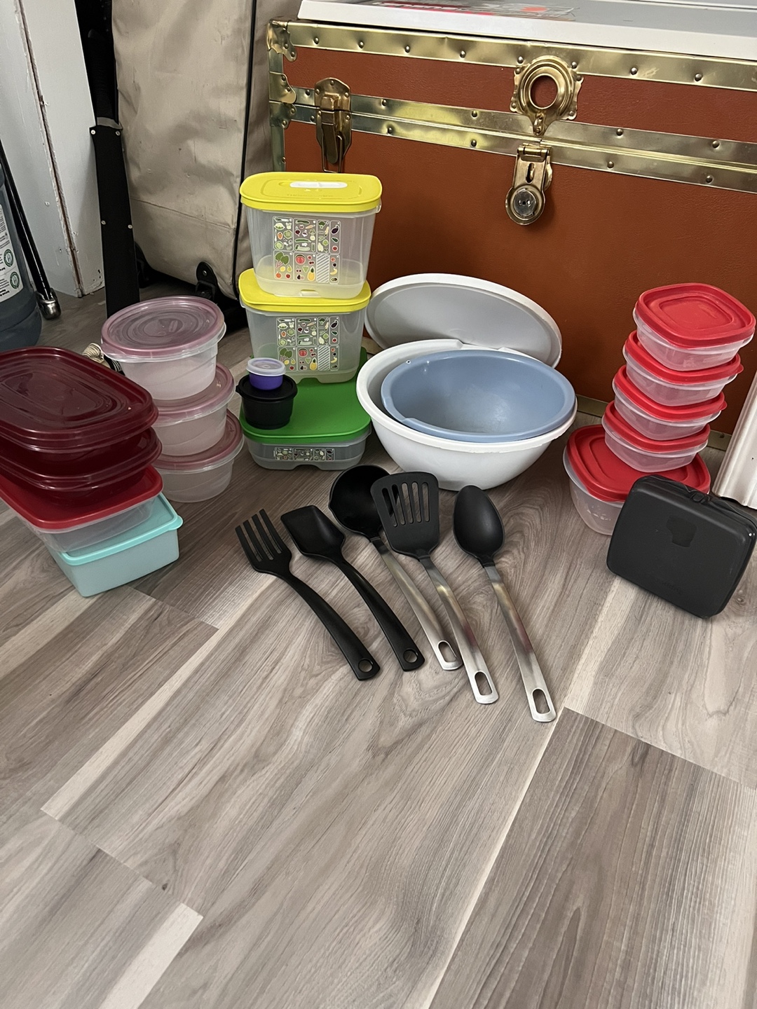 Pan, plates, cookware, containers - photo 4