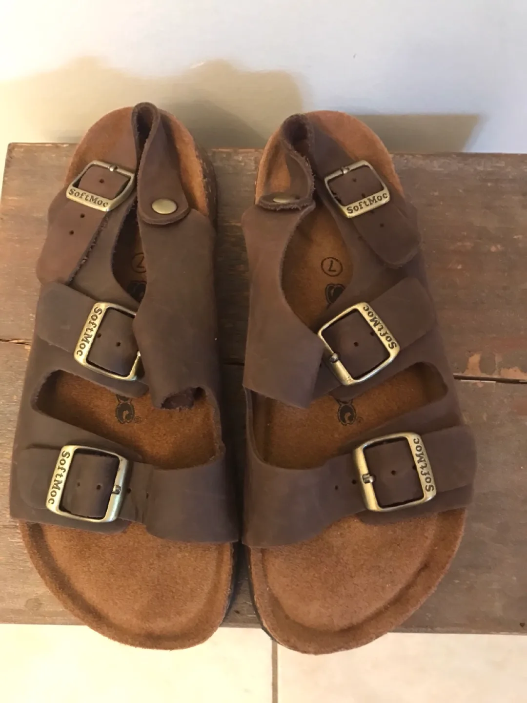 Women’s SoftMoc Brown Leather Sandals - Size 7 image indicator(2)