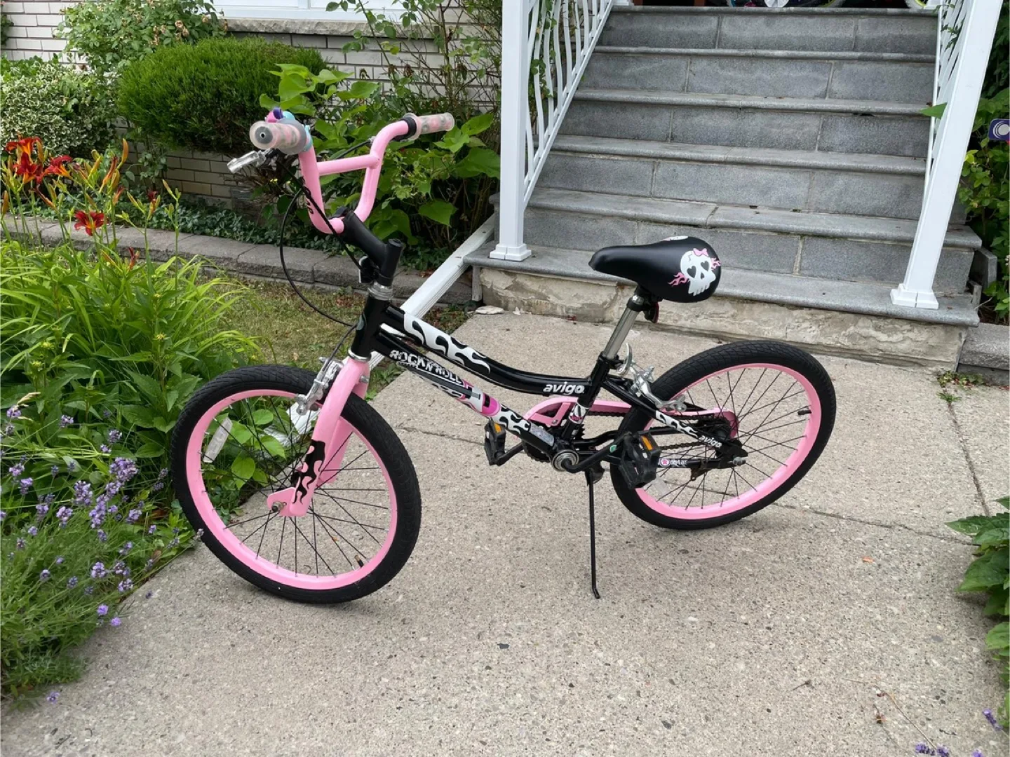 ✨Like New✨ Avigo Rock N Roll - 20 inch - Bike Pink & Black thumbnail