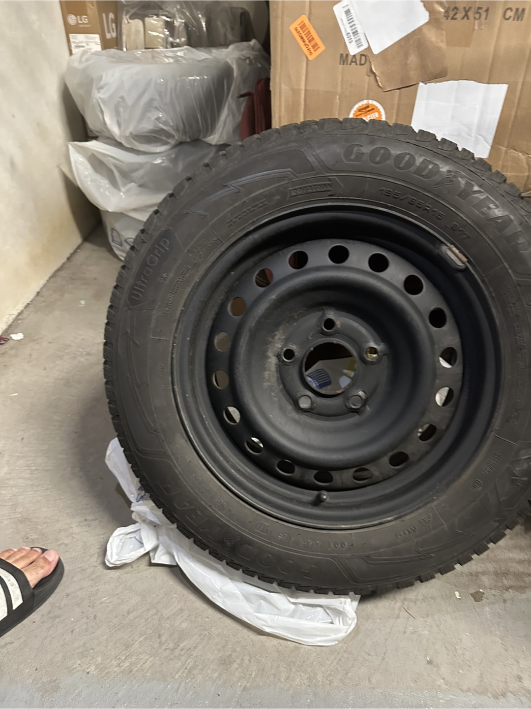 Goodyear Winter Tire 195/65R15 on Rim - photo 3