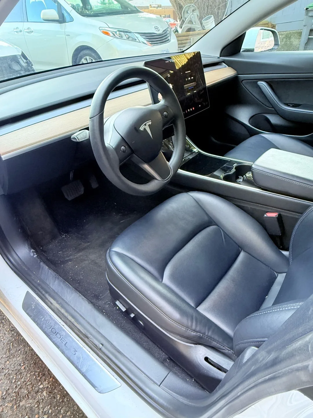 White Tesla Model 3 2020 image indicator(7)