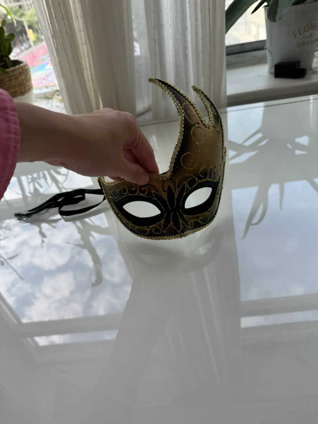 Masquerade Mask - Gold & Black thumbnail