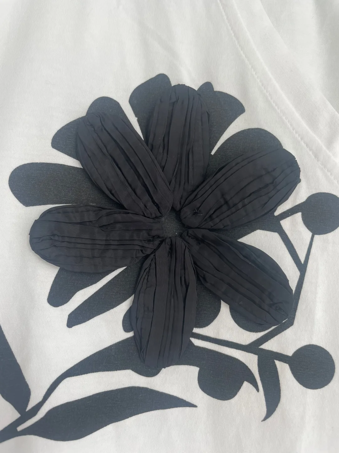 IPEKYOL White Floral T-Shirt - Size M (USA) thumbnail