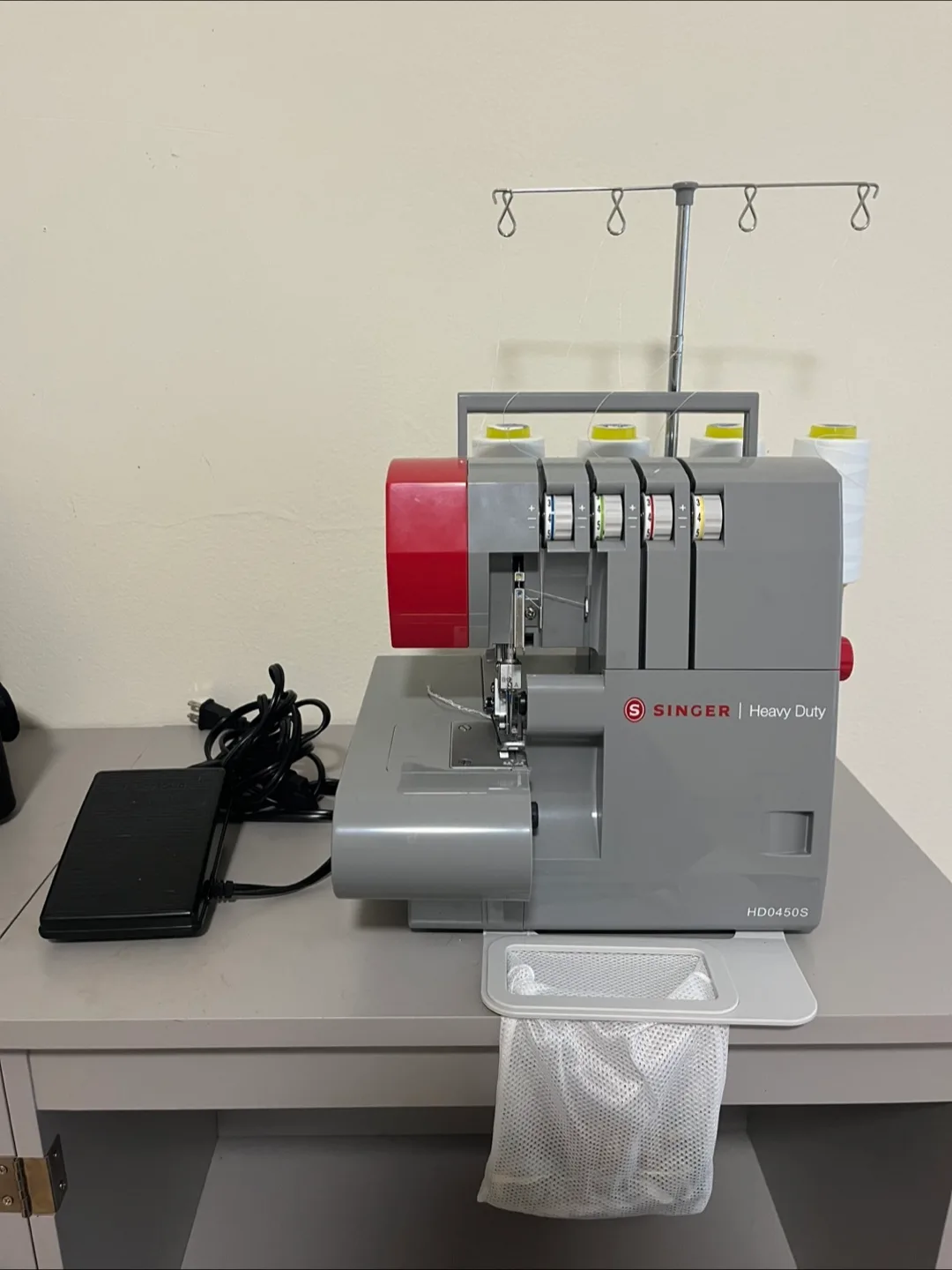 Singer Heavy Duty HD0450S Serger Machine thumbnail