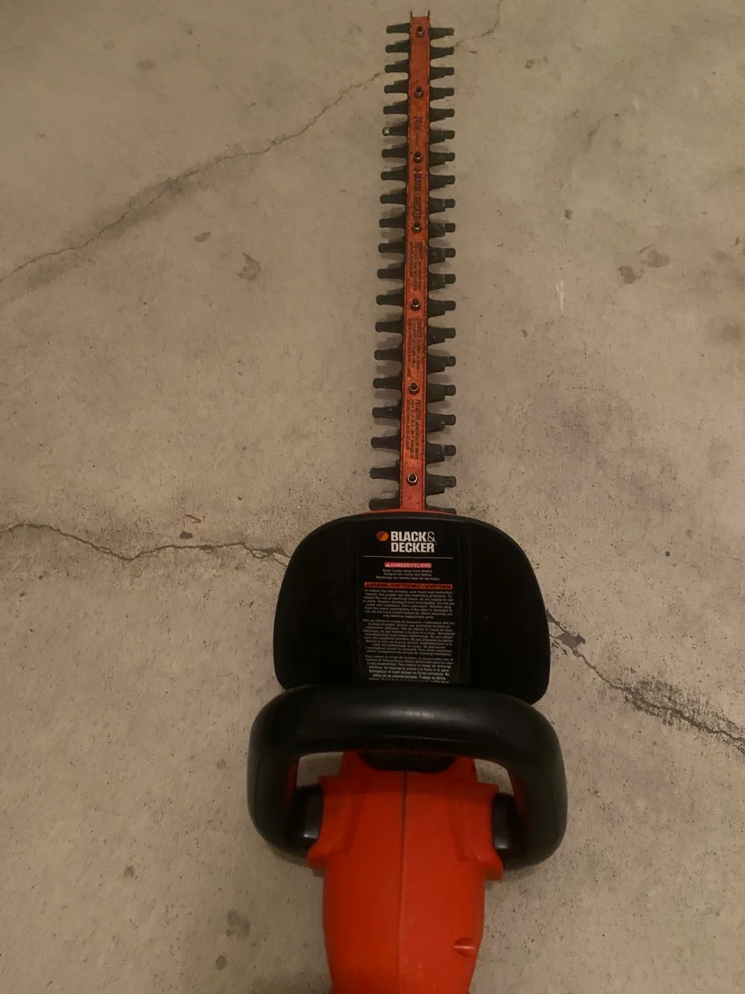 Black+Decker 24-Inch Electric Hedge Trimmer with Rotating Handle image indicator(5)