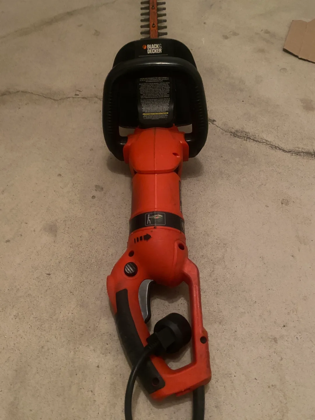 Black+Decker 24-Inch Electric Hedge Trimmer with Rotating Handle image indicator(4)