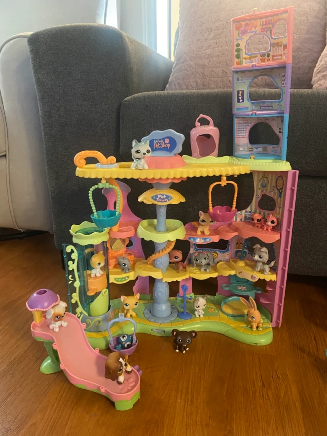 Little Pet Shop play sets and animals. image indicator(5)