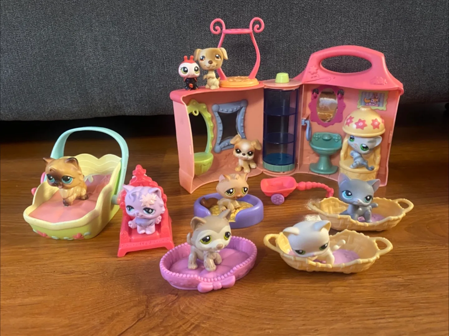 Little Pet Shop play sets and animals. image indicator(3)