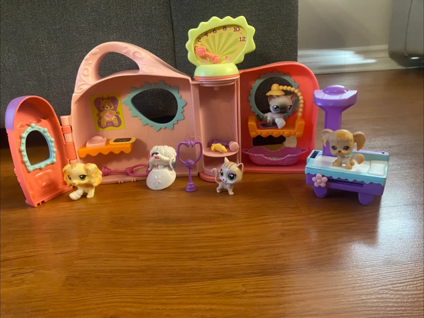 Little Pet Shop play sets and animals. image indicator(4)