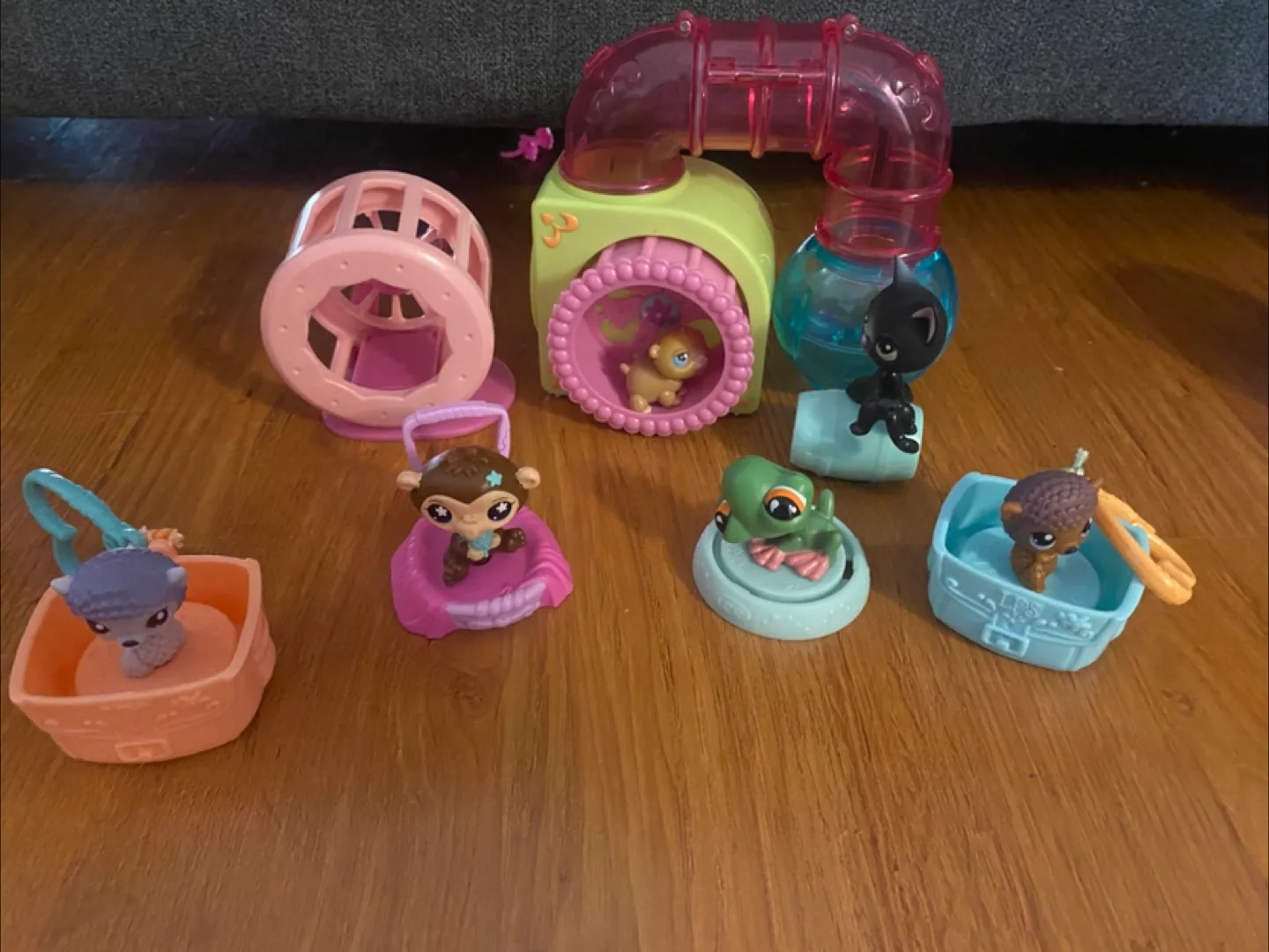 Little Pet Shop play sets and animals. image indicator(6)
