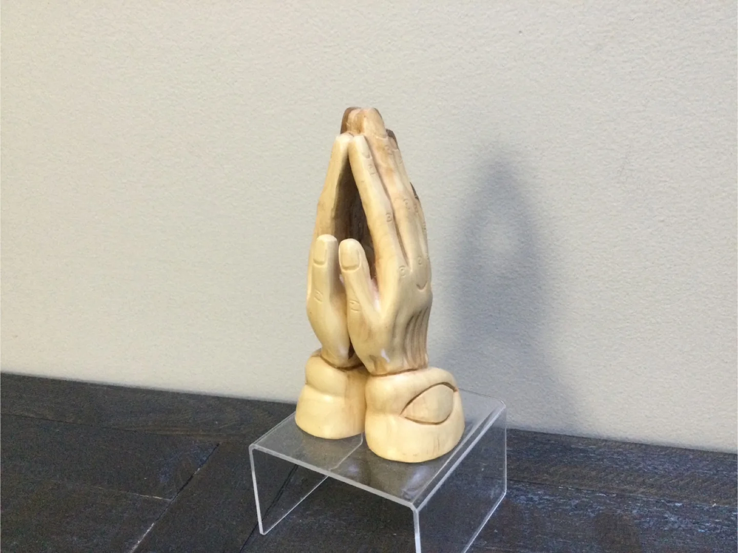 🇨🇦 Hand-carved Praying Hands Figurine thumbnail