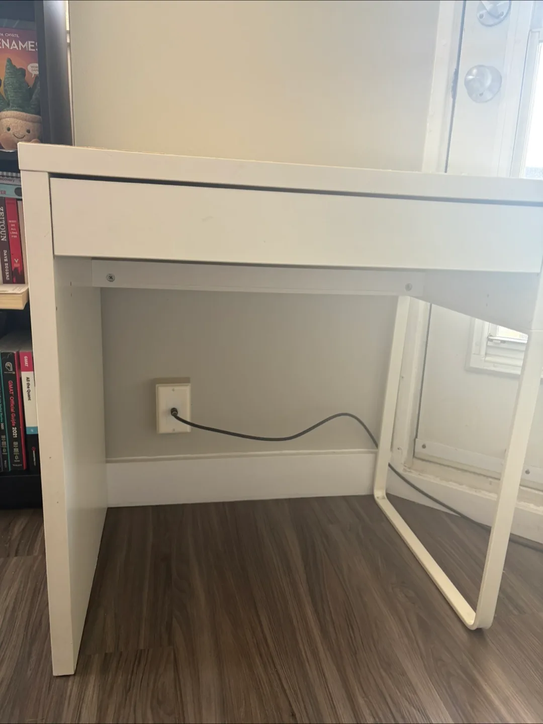 White Desk thumbnail