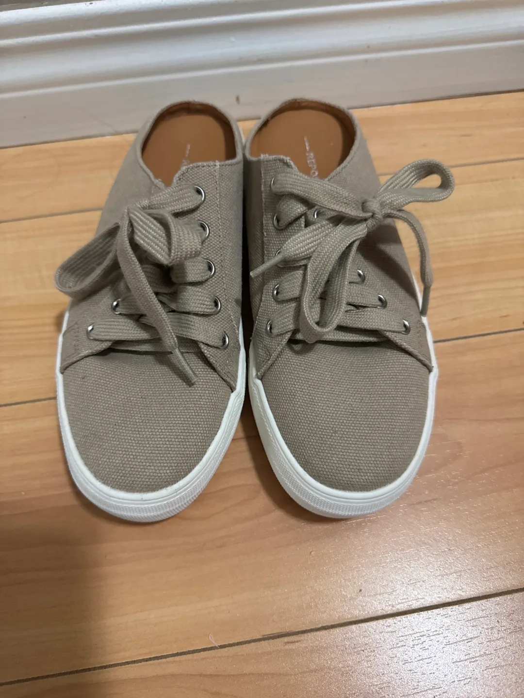 Report Tan Canvas Mule Sneakers - Size 6 image indicator(2)