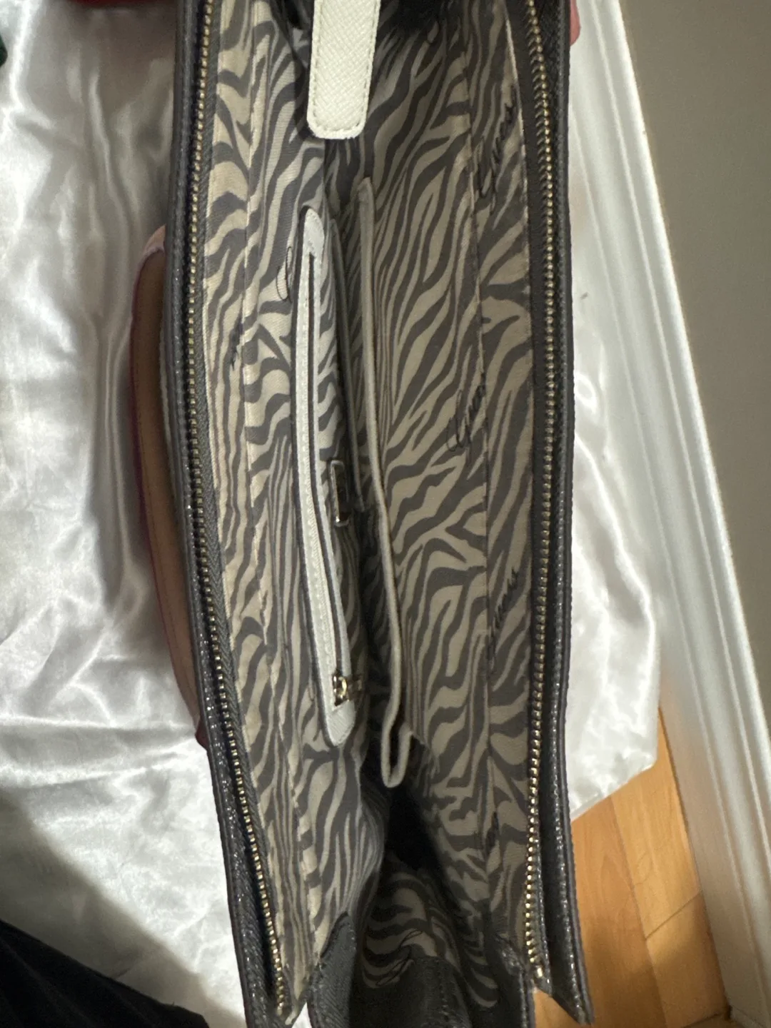 Guess Grey Tote Bag image indicator(3)