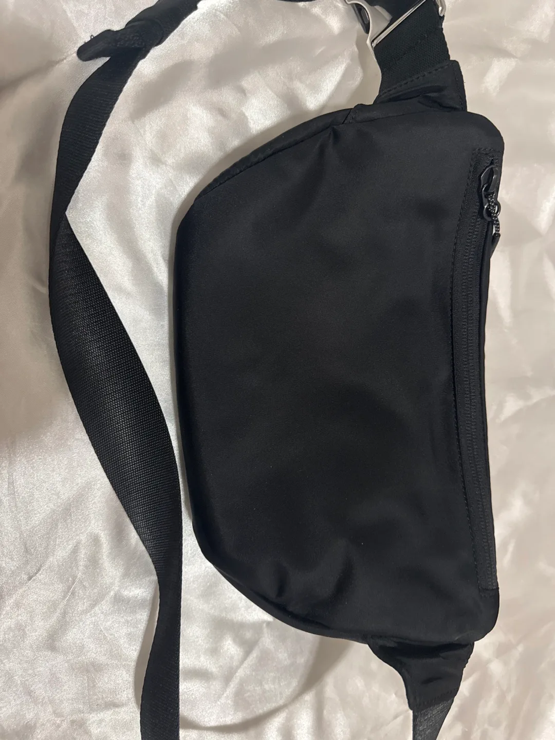 Lululemon Everywhere Belt Bag - Black image indicator(2)