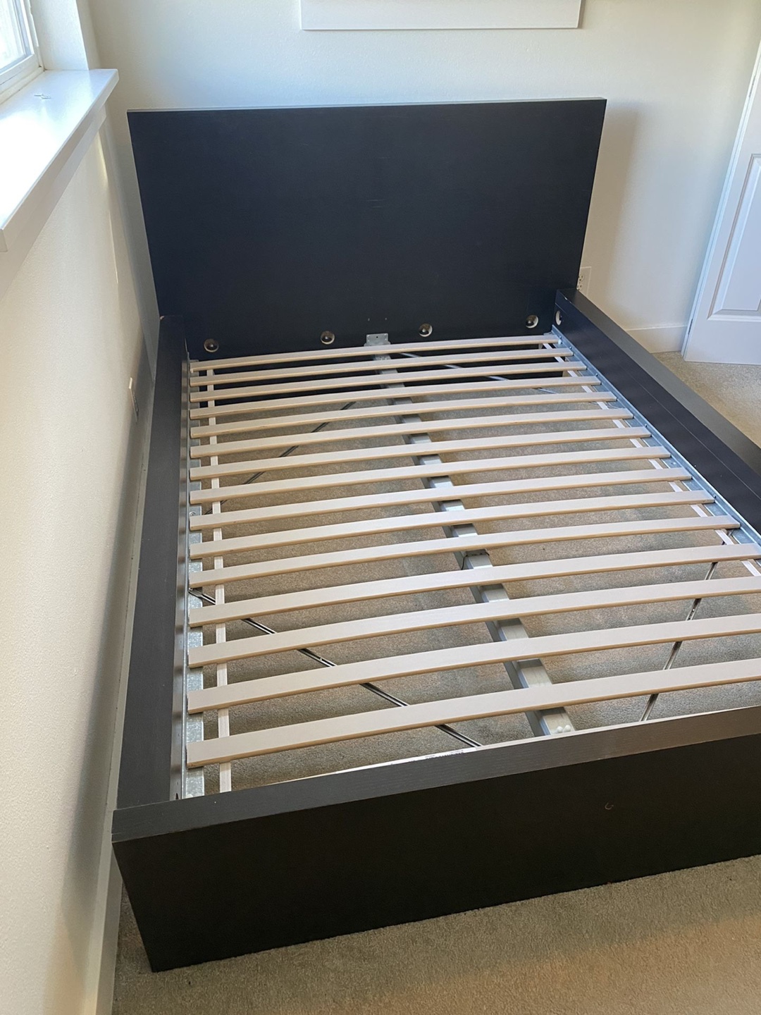 Queen bed frame - Great condition
