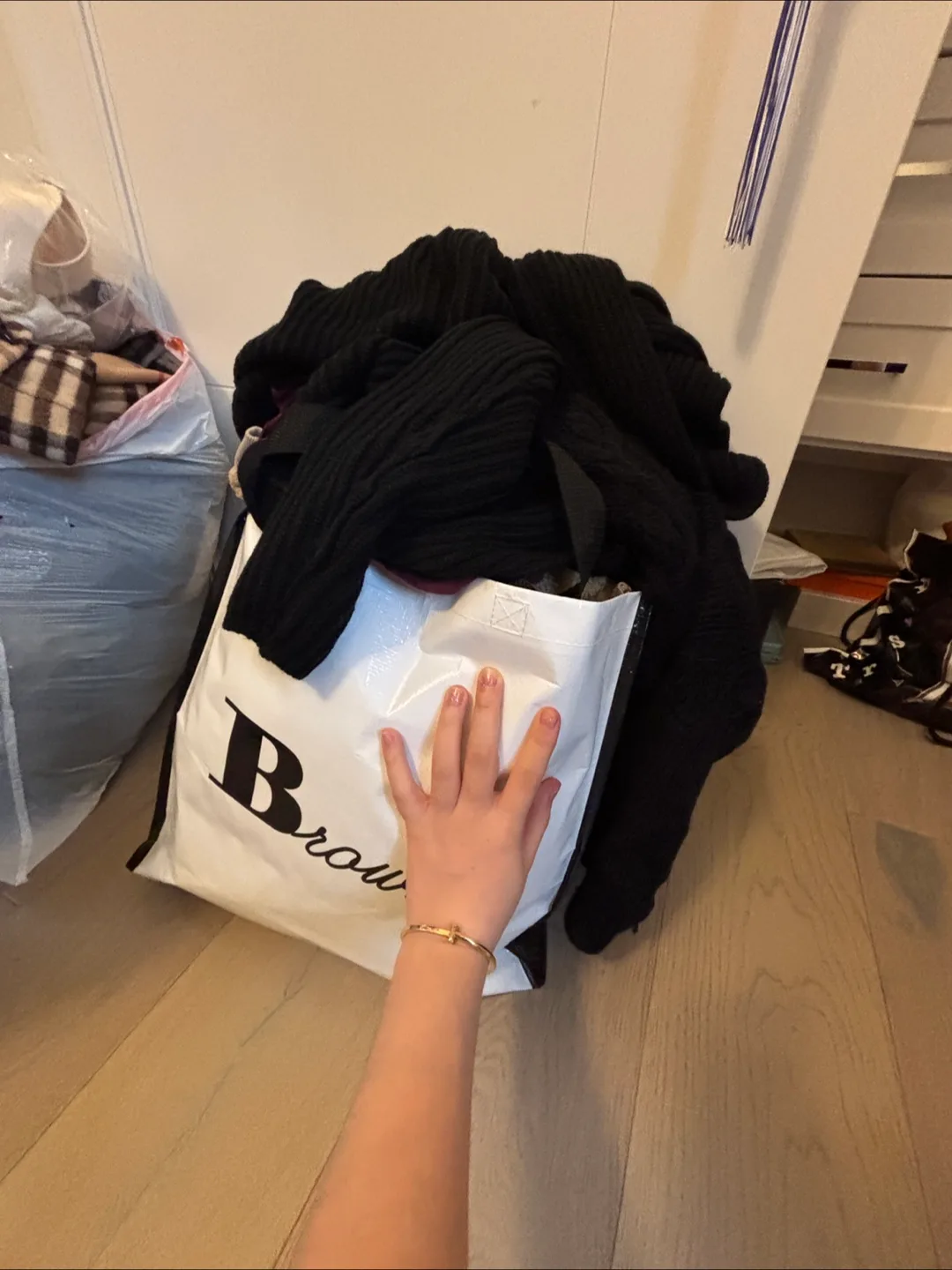Massive bag of women’s clothing thumbnail