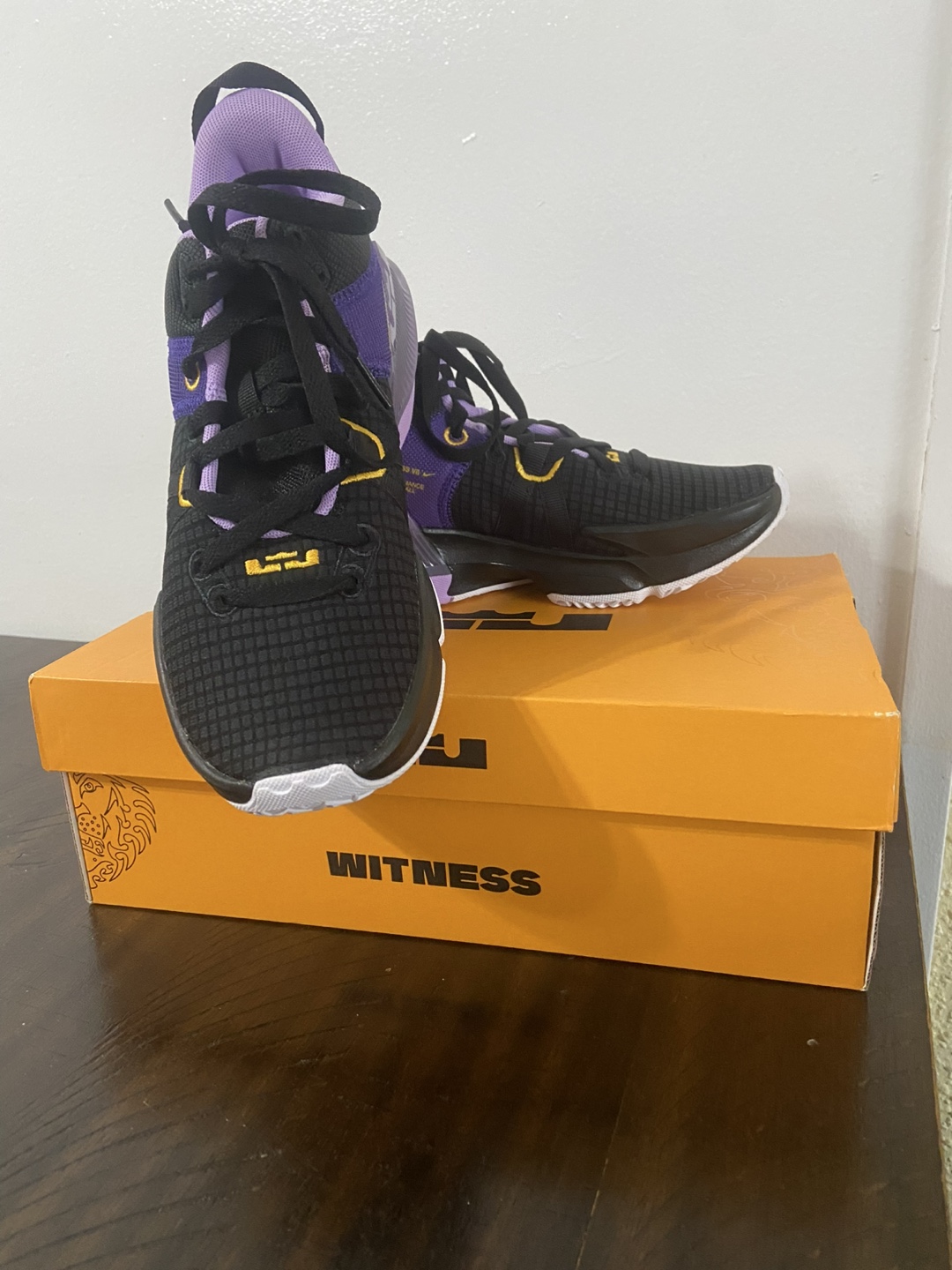 Nike LeBron Witness VII Size 6.5 Youth