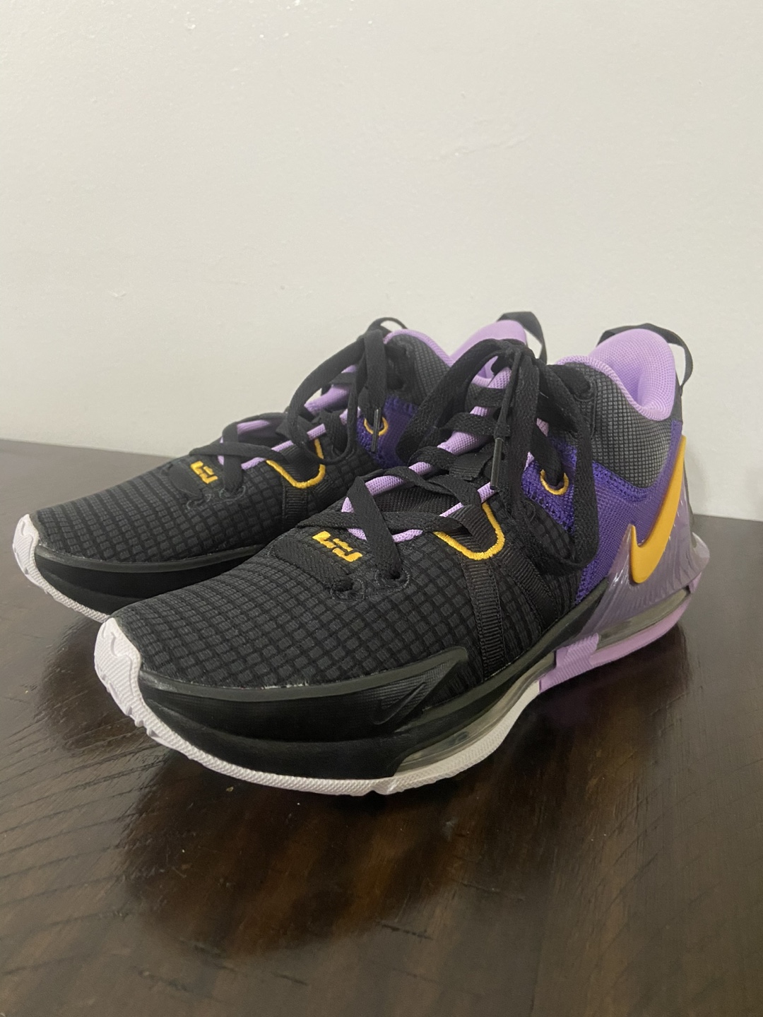 Nike LeBron Witness VII Size 6.5 Youth - photo 3