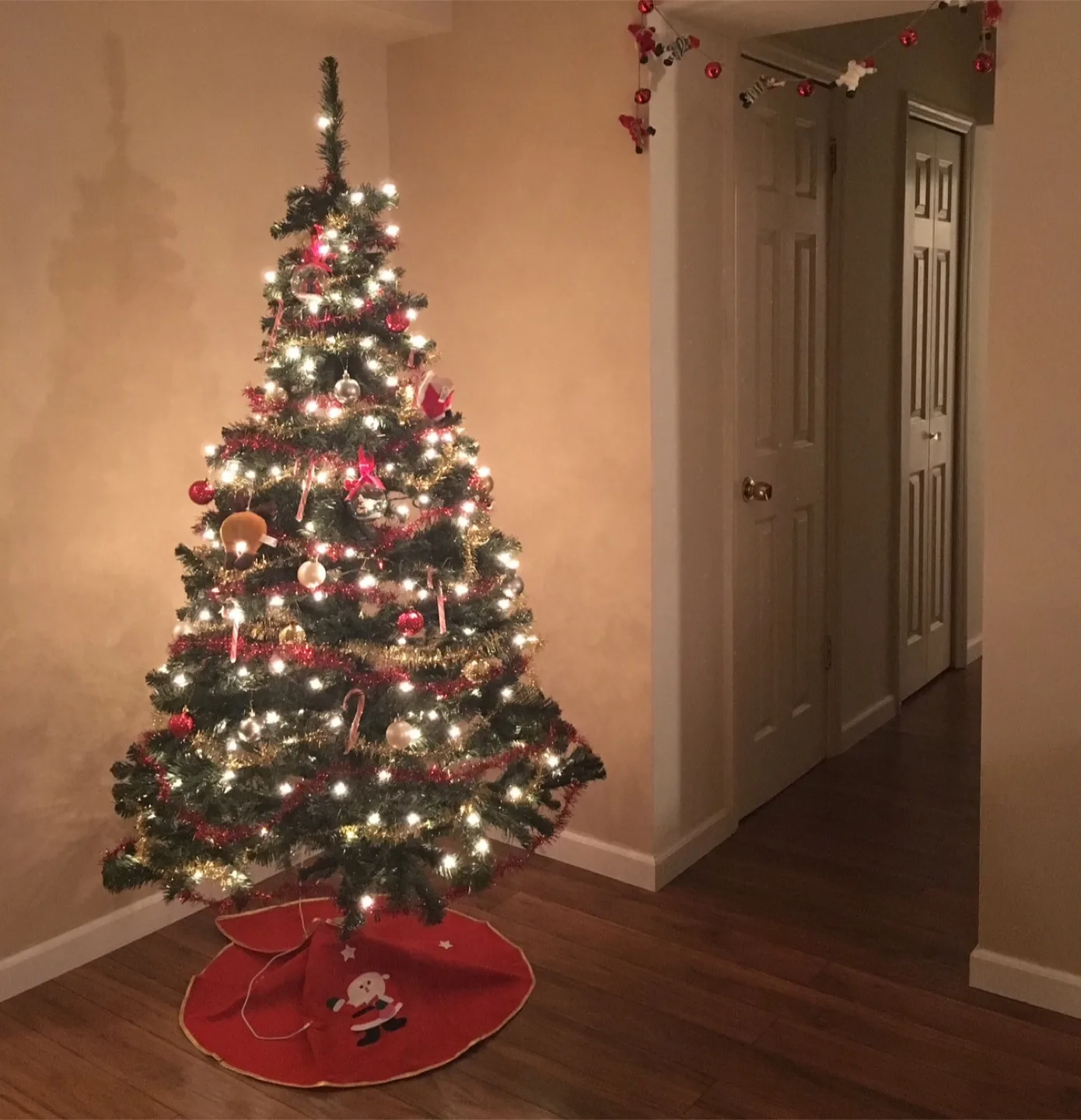 Prelit Christmas Tree 6 ft thumbnail