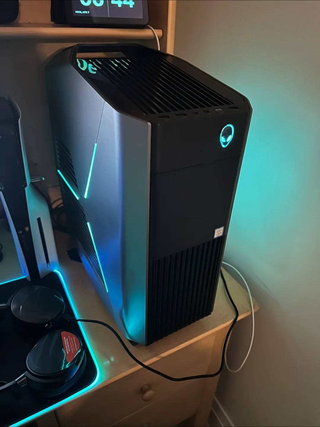 Alienware Aurora R7 Gaming PC image indicator(2)