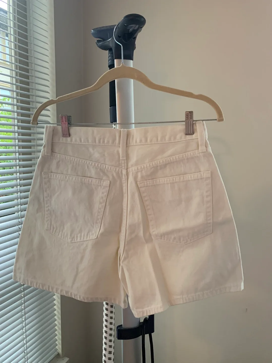 Uniqlo High Rise Baggy Denim Shorts - Size 26 image indicator(3)