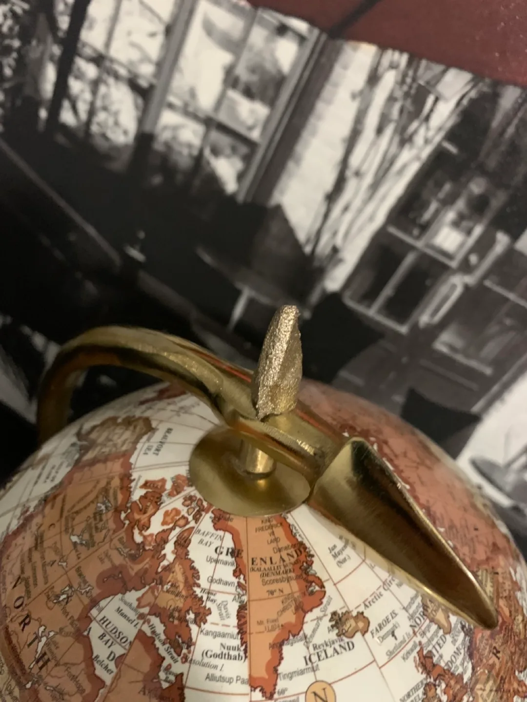 Decorative white and gold Globe - Explore Dream Discover image indicator(5)