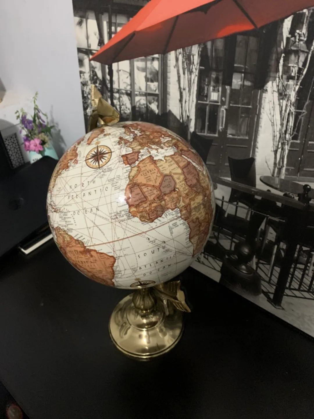 Decorative white and gold Globe - Explore Dream Discover image indicator(4)