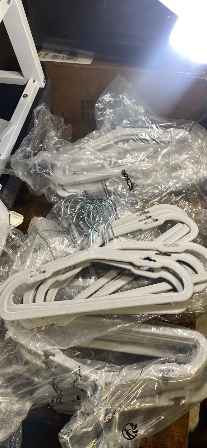 🚨 DEAL! $15 for 50 Velvet Kids Sized Hangers thumbnail