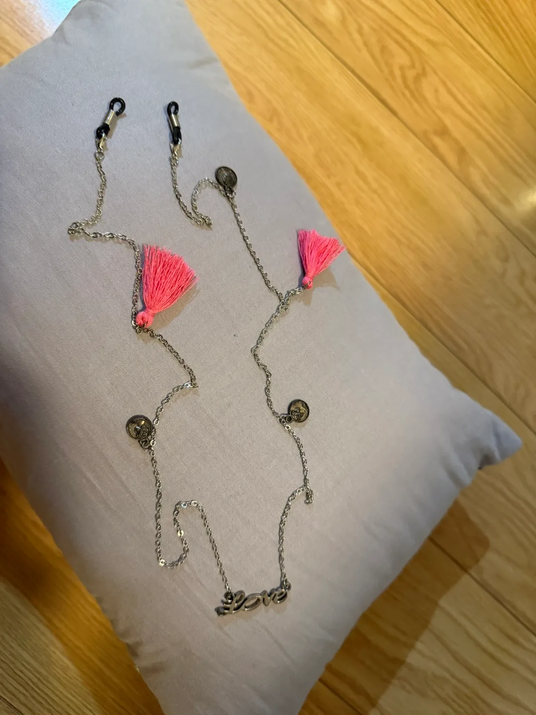 Silver eyeglasses chain strap with Pink Tassels 🇨🇦 thumbnail