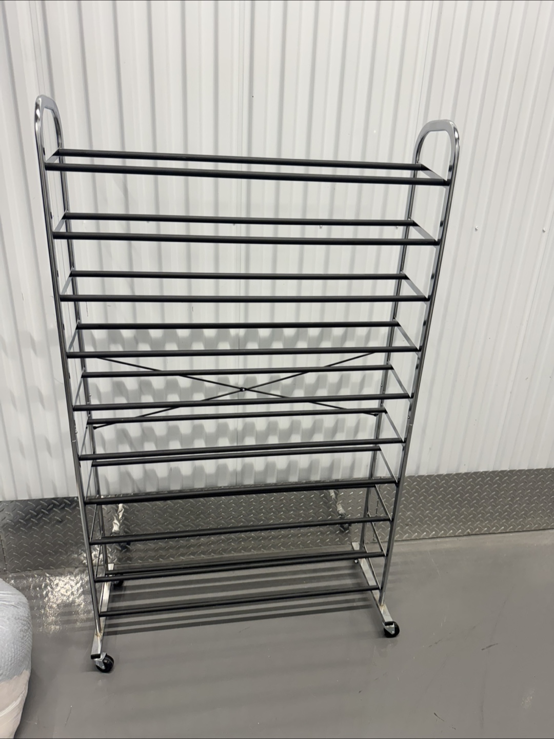 Frew delicwry Shoe rack on wheels
