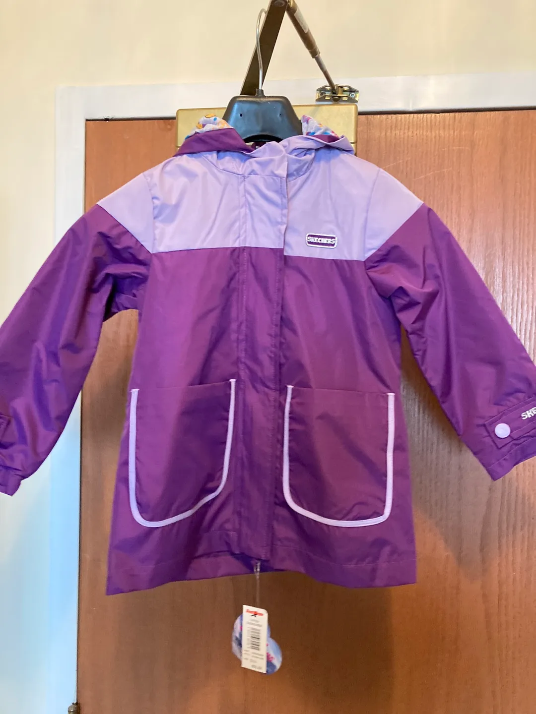 ✨Brand new Gorgeous kids  Skechers  - Size S/4 jacket image indicator(2)