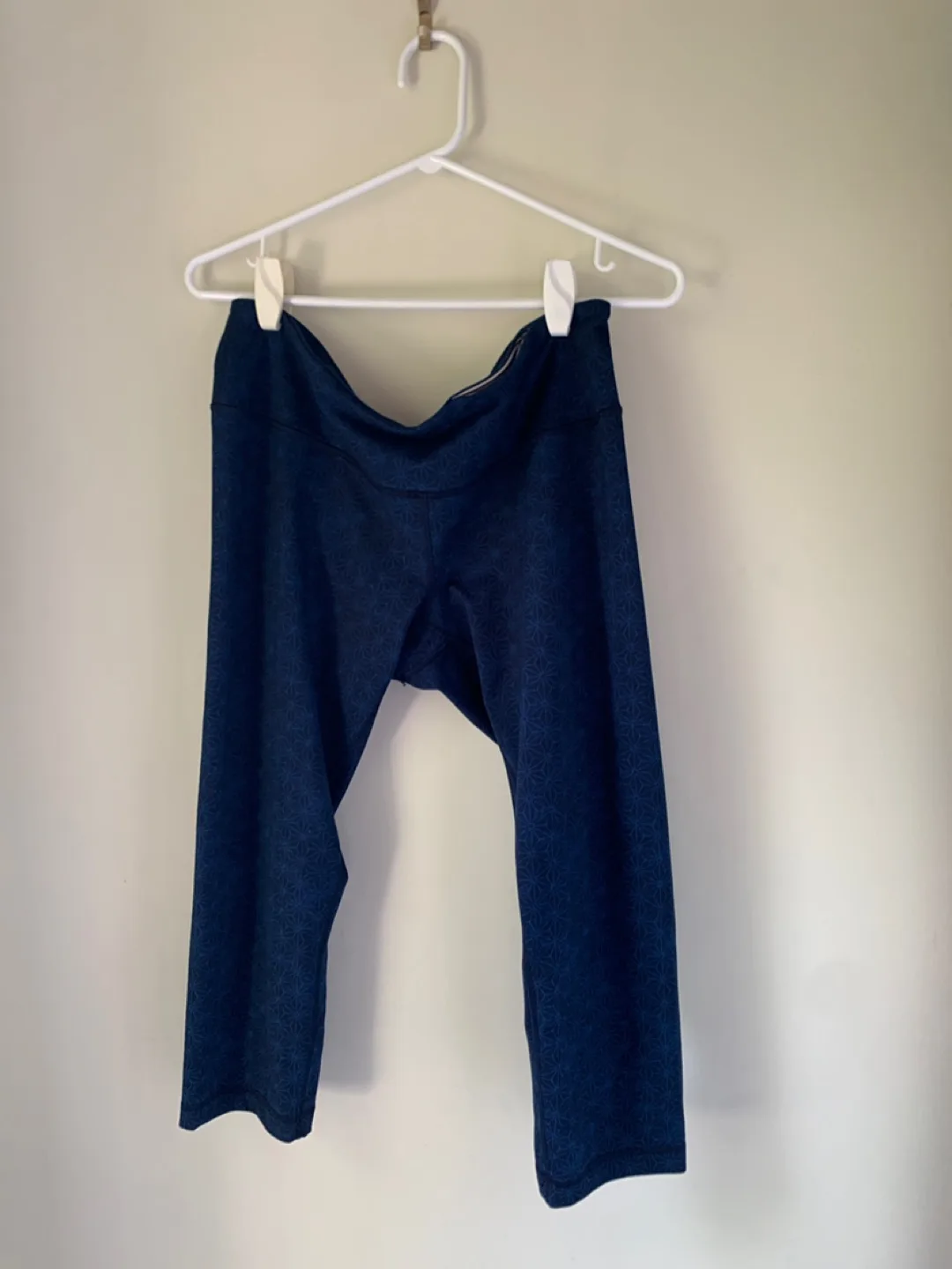 Lululemon Crop Leggings - Size 12 image indicator(4)