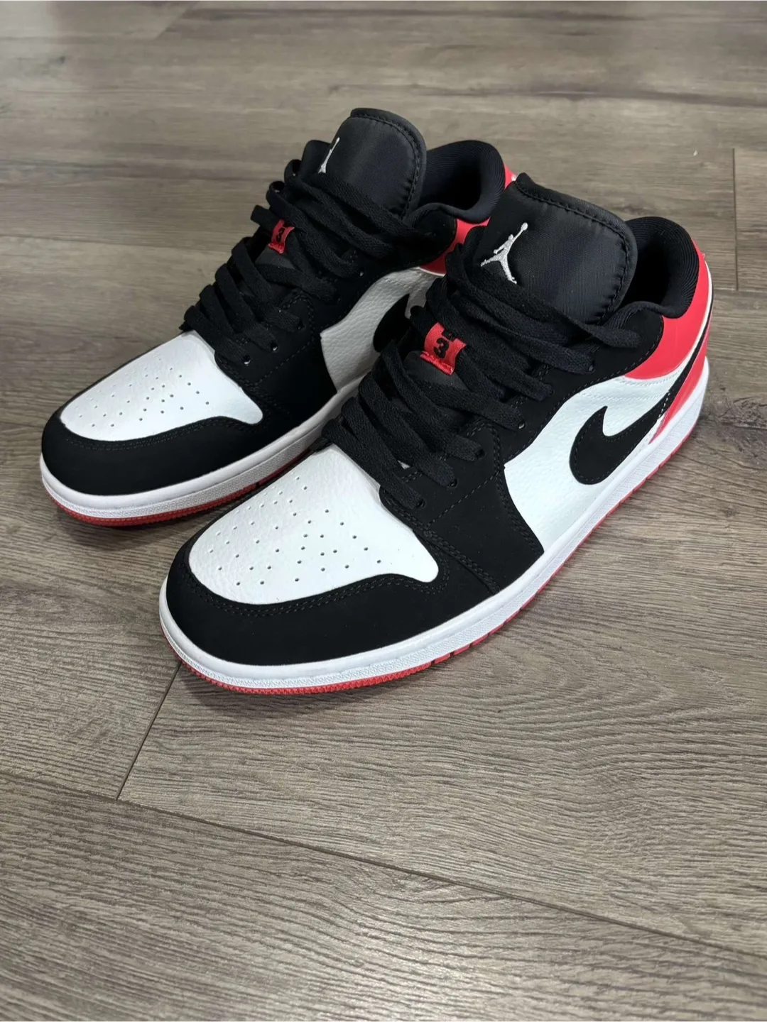 Air Jordan 1 Low retro Black toe thumbnail