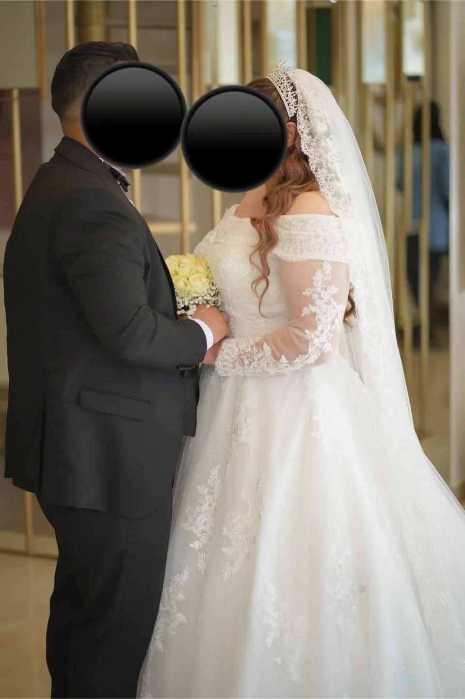 Wedding dress with veil image indicator(3)
