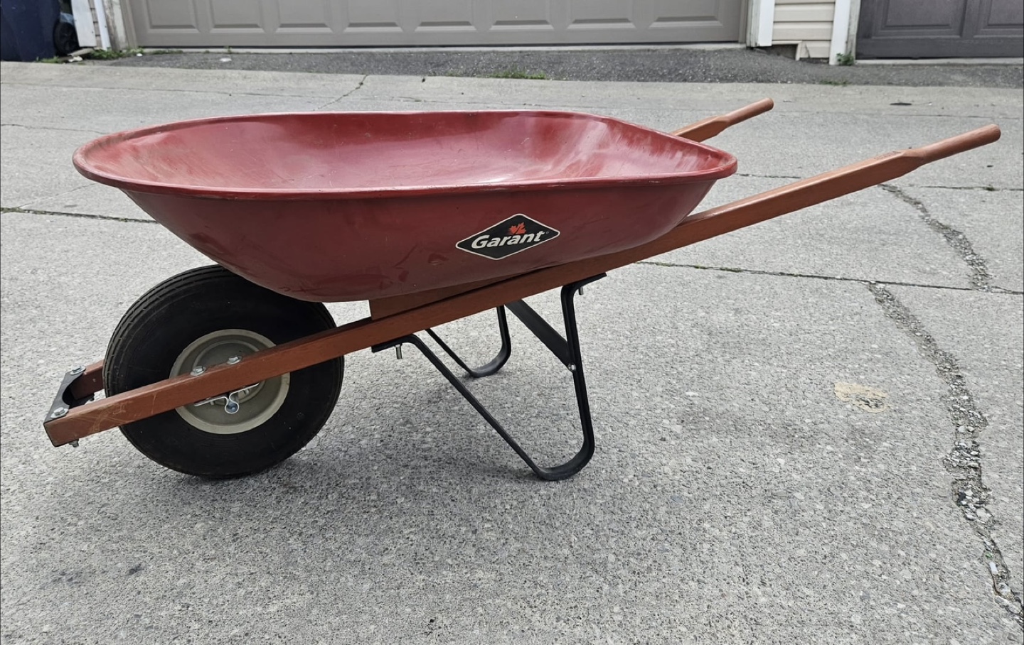 Garant Wheelbarrow - Red