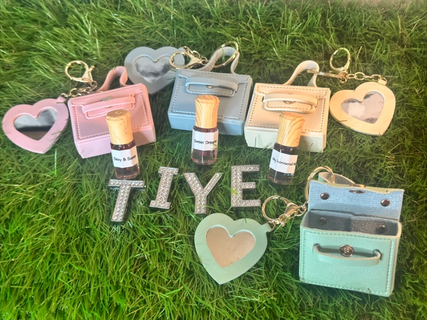 🥰 1 Miniature Purse Keychain with 1 essential oil image indicator(2)