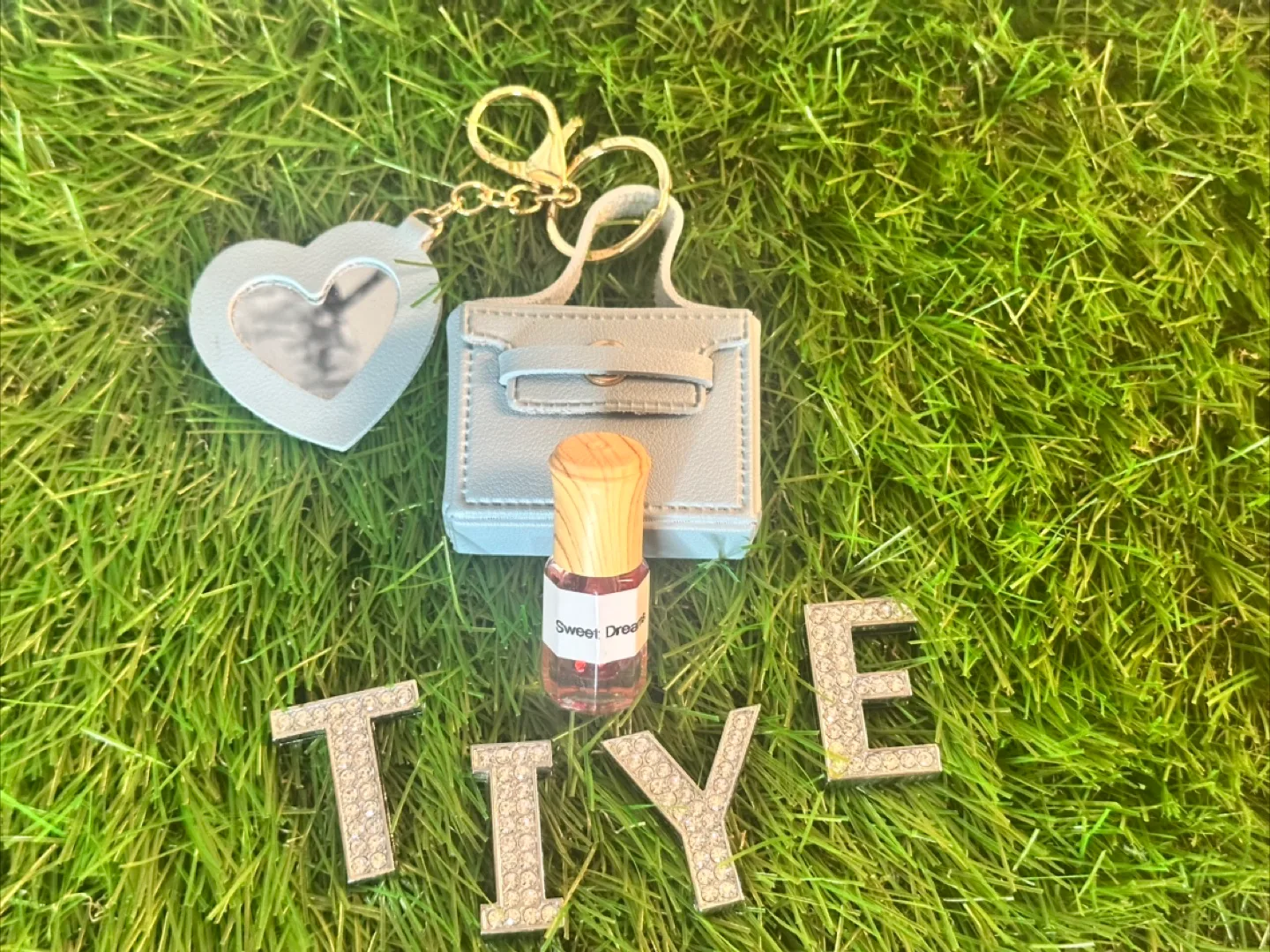 🥰 1 Miniature Purse Keychain with 1 essential oil image indicator(3)