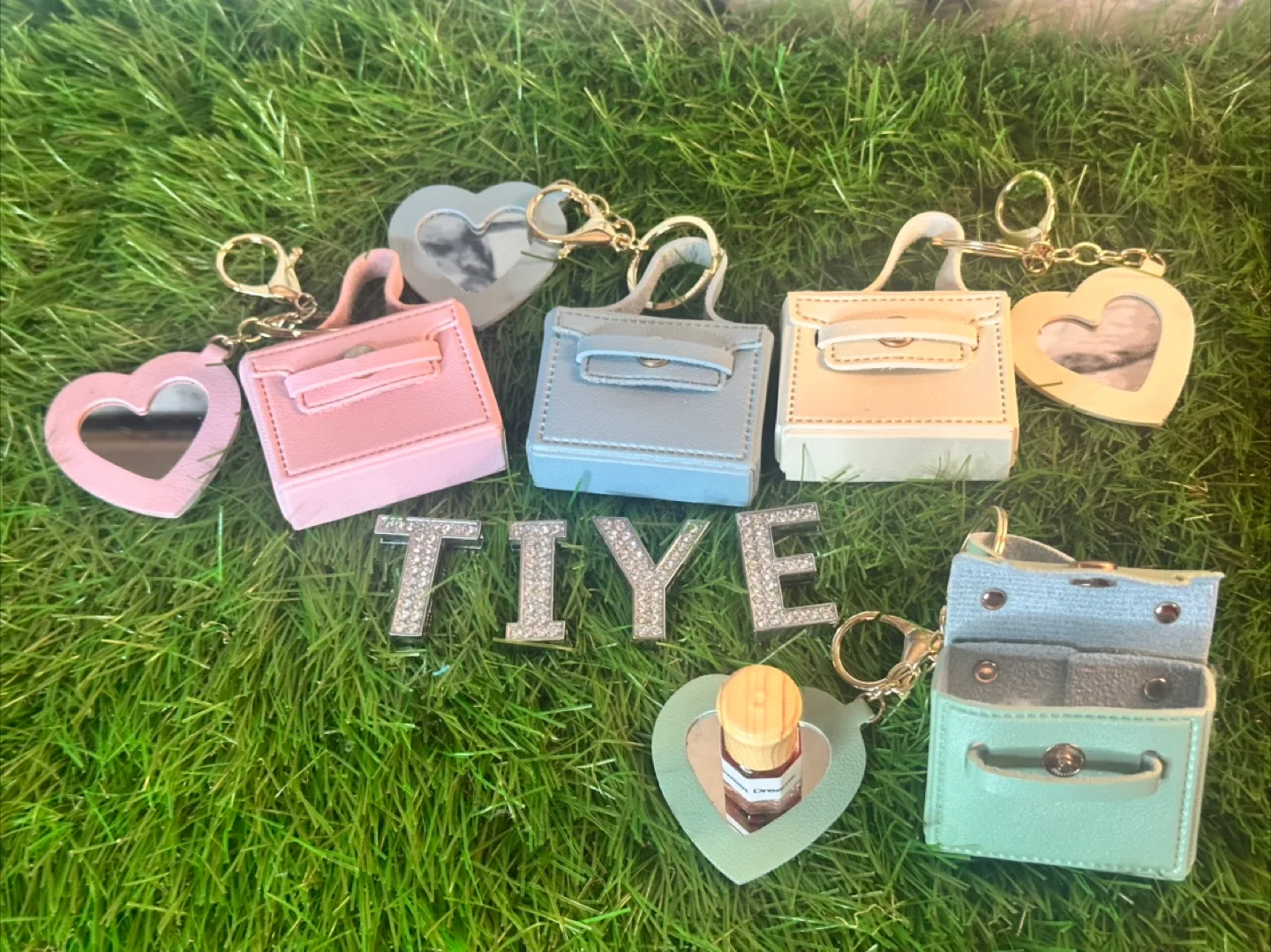 🥰 1 Miniature Purse Keychain with 1 essential oil image indicator(5)